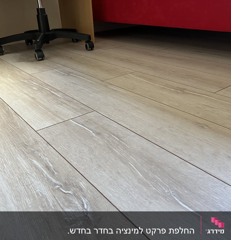 רצפת פרקט עץ בהירה עם טקסטורה טבעית